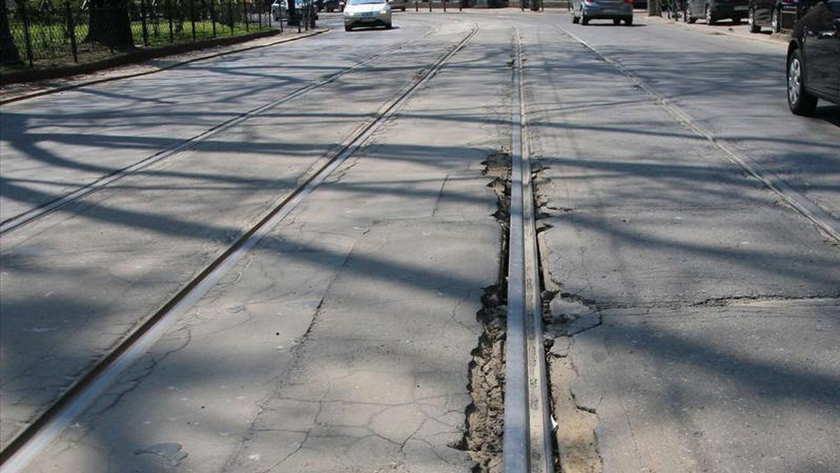 Stare, zniszczone i zaniedbane torowiska w samym sercu Krakowa są przyczyną seryjnych wykolejeń tramwajów. Gdy tylko pojawi się ostre słońce, szyny zaczynają się wyginać. Pasażerowie MPK mają już dość zatorów na trasie dookoła Plant - informuje Fakt.pl.