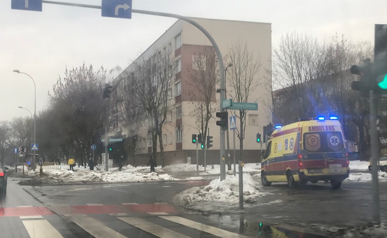 Karetka pogotowia podczas interwencji na osiedlu Piasta w Białymstoku 