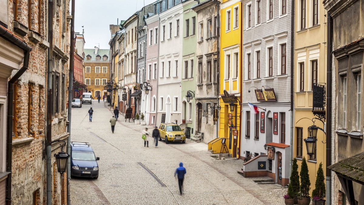 Czerwony wielokąt, nawiązujący kształtem do bryły budynku to zwycięski projekt konkursu na logo budowanego w Lublinie Centrum Spotkania Kultur (CSK). Centrum powstaje w miejscu nieukończonego od ponad 40 lat gmachu teatru. Ma ruszyć w 2016 r.