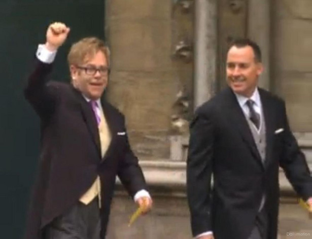Elton John z mężem przybyli na książęcy ślub