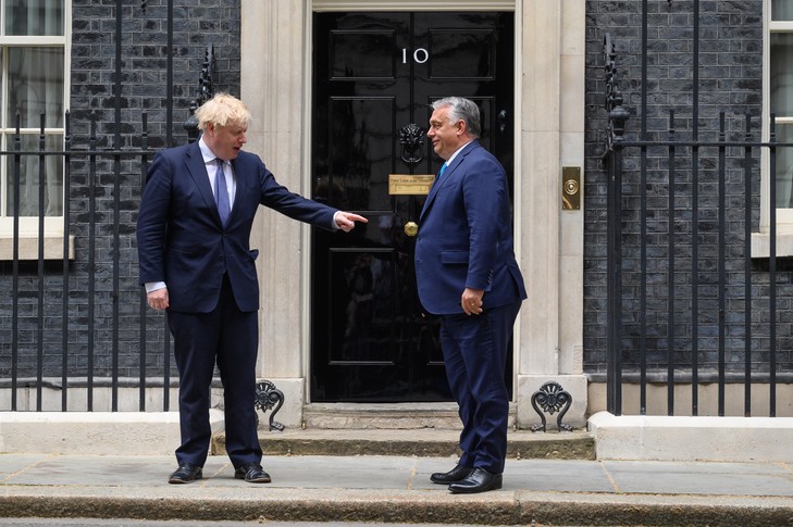 A fotón látszik, ahogy Boris Johnson egyenesen Orbán Viktor hasa irányába szegezi az ujját. A kérdés már csak az, hogy miért? /Fotó: Gettyimages 