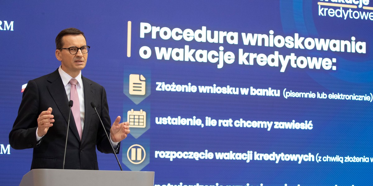 Decyzja o skorzystaniu z wakacji kredytowych, czyli programu bardzo atrakcyjnego dla klientów, wcale nie jest tak oczywista dla wszystkich klientów. Niektórzy mają swoje powody, aby nie wnioskować o zawieszenie rat. (Na zdjęciu premier Mateusz Morawiecki, 2.08.2022 r.)