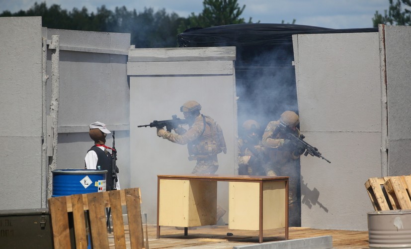 Pokaz dynamiczny z wykorzystaniem broni produkowanej w zakładzie w trakcie uroczystego otwarcia nowej siedziby Fabryki Broni 'Łucznik', 1.07 w Radomiu. <br><br>fot.  (mgo) PAP/Michał Walczak