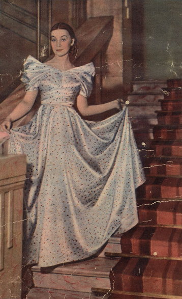 Nina Andrycz pozująca na słynnych hotelowych schodach po zdobyciu tytułu Królowej Mody w roku 1937. Źródło: stare-kino.pl/Światowid, nr4 (1937)