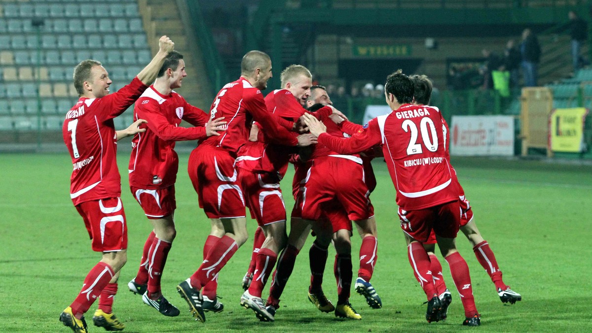 Flota Świonujście jedynie zremisowała z Termalicą Bruk-Bet Nieciecza 2:2 (0:1) w 31. kolejce piłkarskiej I ligi. Dwa gole padły w doliczonym czasie gry, a remis oznacza, iż do Ekstraklasy wraca ŁKS.