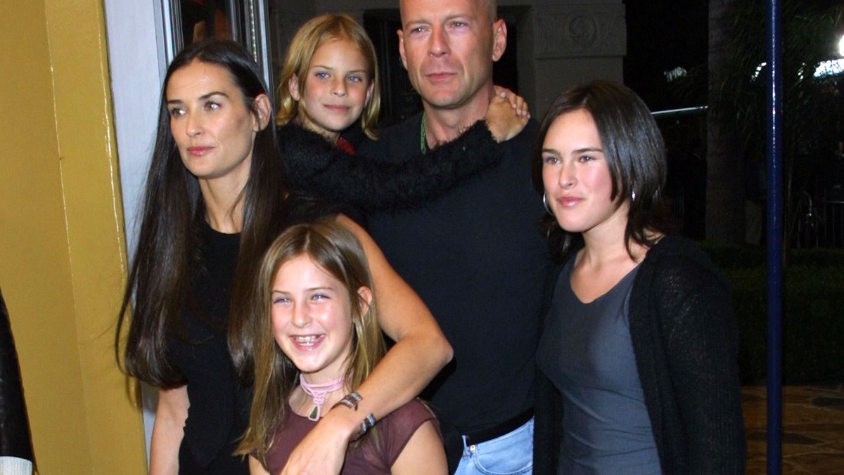 Bruce Willis i Demi Moore z córkami w 2001 r.