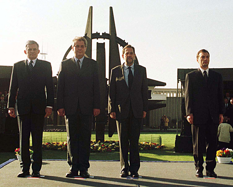Premierzy (od lewej) Polski Jerzy Buzek, Czech Milosz Zeman i Węgier Viktor Orban (P) oraz sekretarz generalny NATO Javier Solana (drugi od P) 12 marca 1999 r. przed siedzibą NATO