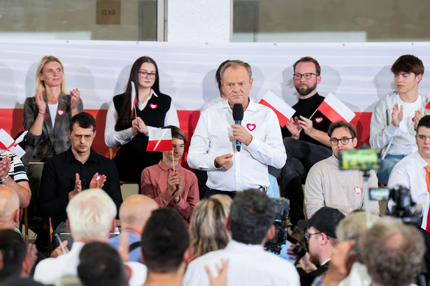 Donald Tusk (C) podczas otwartego spotkania z mieszkańcami we wrocławskiej dzielnicy Jagodno