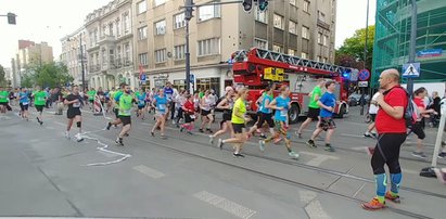 Bieg ważniejszy niż ludzkie życie? Biegacze zablokowali wozy strażackie na sygnale