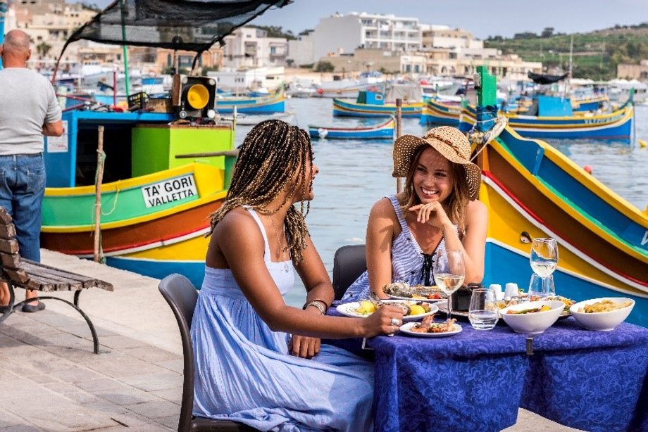 Malta jest dla osób uczących się angielskiego wyjątkowa także dlatego, że to jedyne miejsce w Europie, poza Wielką Brytanią, gdzie można ćwiczyć konwersacyjny angielski i poznawać go w codziennym użyciu. 