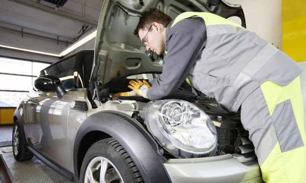 Używane auto? Takiego sposobu naprawy w Polsce jeszcze nie było