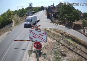 Pružni prelaz u Železniku, kombi zaobilazi polubranike