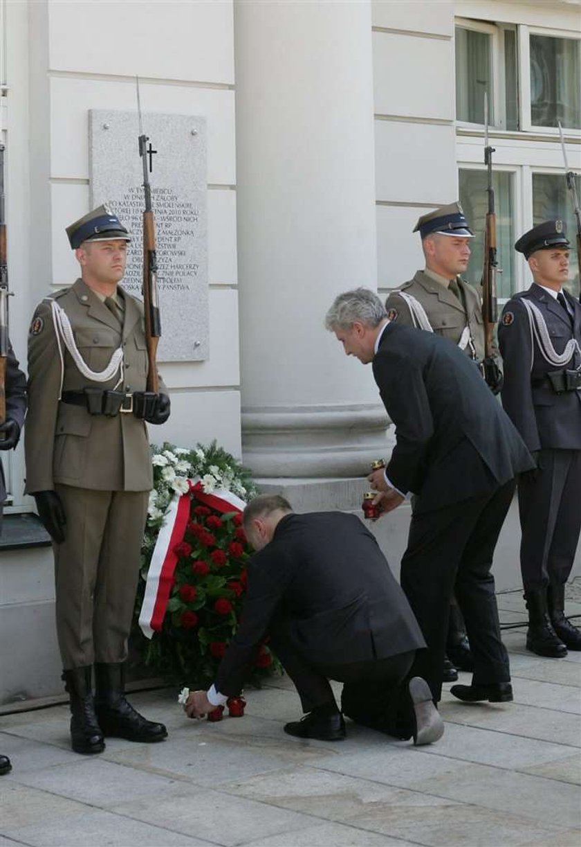 Tablica wisi na Pałacu! Spór trwa dalej!