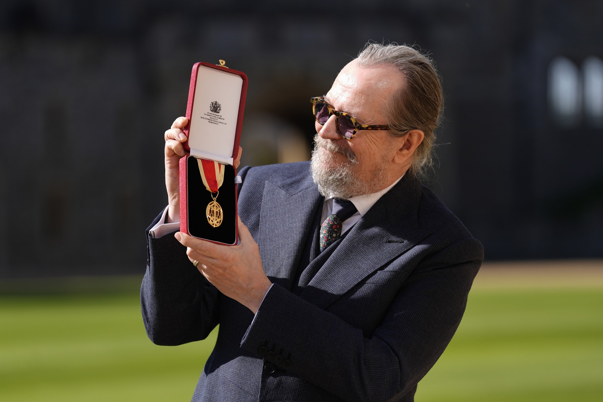 Britský herec Gary Oldman bol princom Williamom pasovaný za rytiera.