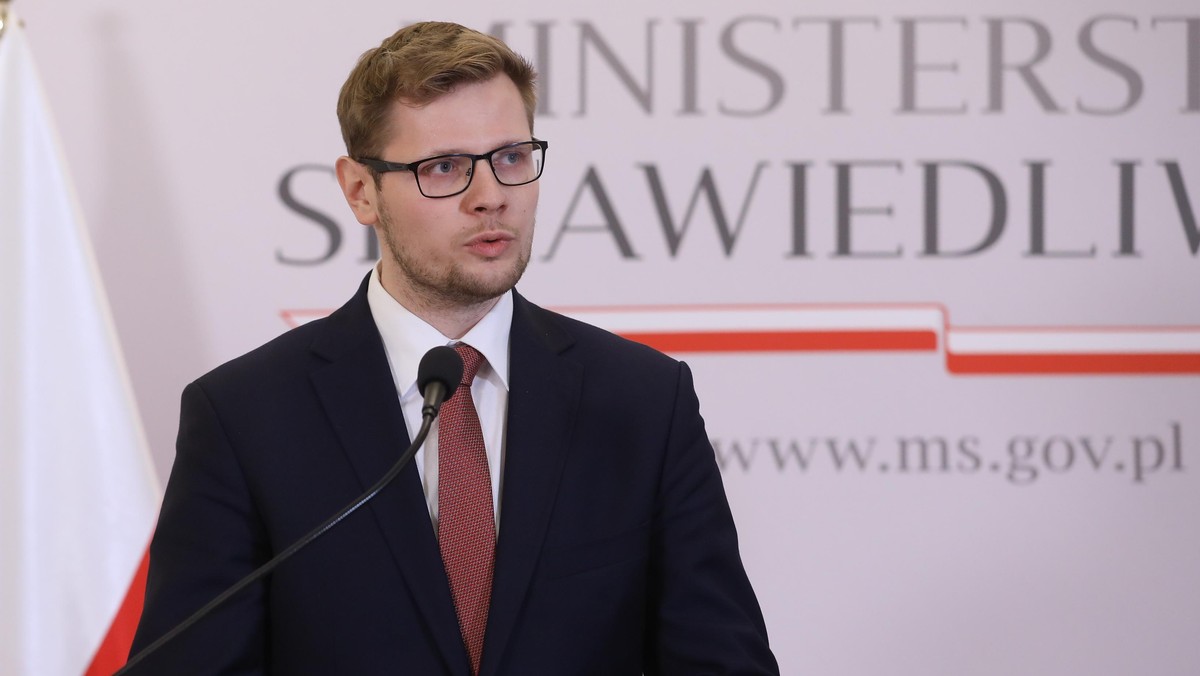 Gdyby to ode mnie zależało, nie uruchamiałbym procedury doprowadzenia Władysława Frasyniuka na przesłuchanie o 6 rano - przyznał wiceszef Ministerstwa Sprawiedliwości Michał Woś. Jednocześnie chcemy żyć w państwie praworządnym, w którym nie ma "świętych krów" - podkreślił.