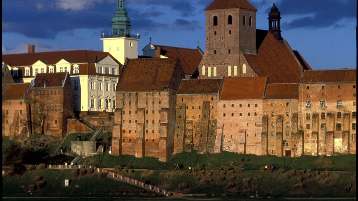 Umowy na dofinansowanie inkubatora przedsiębiorczości, remontów szkół oraz iluminacji Starówki podpisano w Grudziądzu (woj. kujawsko-pomorskie). Do miasta z unijnych funduszy trafi w najbliższym czasie 6,3 mln zł.