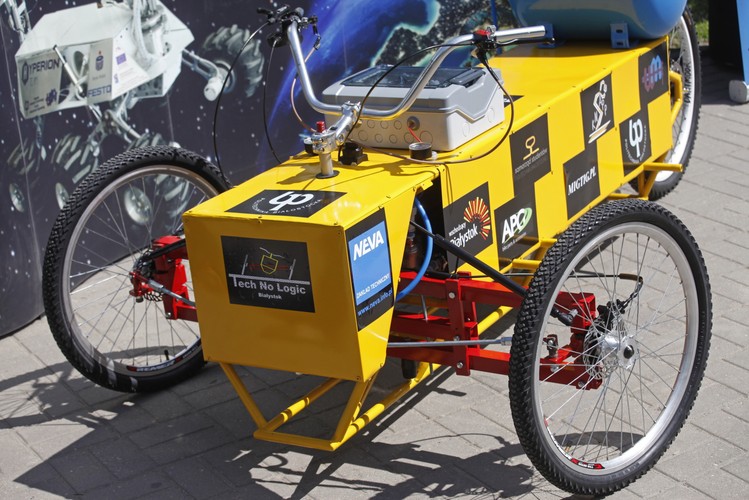 Pojazd skonstruowany przez białostockich studentów z zespołu „Tech No Logic” posiada unikalny systemem pochyłu nadwozia. <br><br>fot. (ar/mr) PAP/Artur Reszko