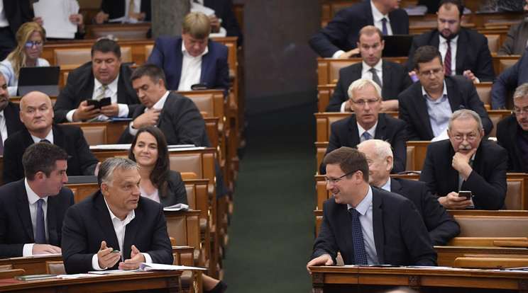 Orbán Viktor kormányfő és Gulyás Gergely kancelláriaminiszter a veszélyhelyzet megszüntetéséről szóló szavazás után   / Fotó: MTI / Kovács Tamás