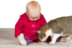 Chcesz oszczędzić dziecku alergii? Pozwól mu czasami "jeść z podłogi"