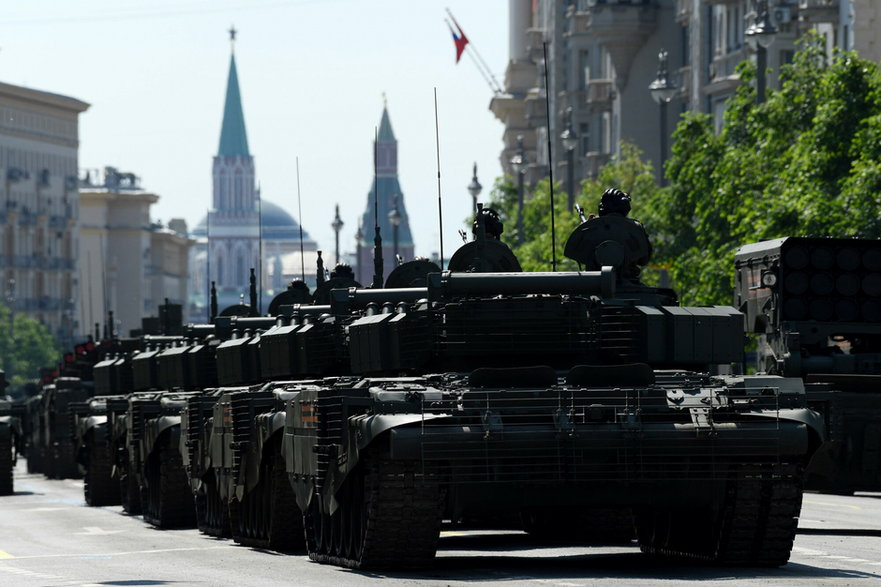 Pojazdy wojskowe przed próbą parady zwycięstwa w II wojnie światowej w centrum Moskwy, 20 czerwca 2020 r.