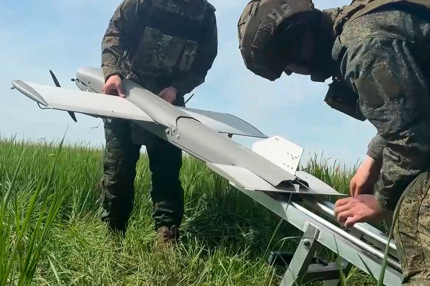 Ruska vojska priprema presretač dronova na nepoznatoj lokaciji u Ukrajini 20. maja