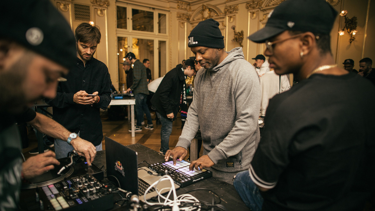 Czterdziestu DJów w wyjątkowy sposób chciało uczcić światowy finału zawodów DJ-skich Red Bull 3Style, który odbywał się w Krakowie. W przestrzeni Teatru im. Juliusza Słowackiego w Krakowie stworzyli oni największy DJ-ski okrąg i wspólnie odegrali jeden set. Wśród występujących artystów znaleźli się m.in.: DJ Jazzy Jeff, Nina Las Vegas, Skratch Bastid, DJ Craze i Nu-Mark. Nie zabrakło również DJ-a 69Beats, który dwukrotnie reprezentował Polskę na światowym finale Red Bull 3Style.