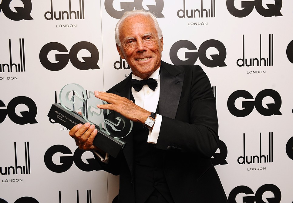 Giorgio Armani az Év Divattervezője-díj boldog tulajdonosaként 2010-ben