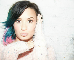 Demi Lovato śpiewa "Hello". Jest lepsza od Adele?