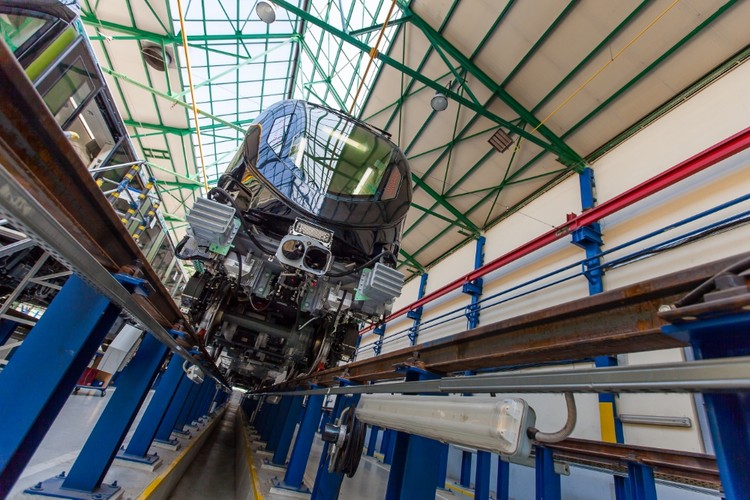 Pociągi Metropolis dla Rijadu będą jeździły z pasażerami z prędkością do 80 km/godz. W składach dla linii piątej i szóstej saudyjczycy zażyczyli sobie 69 foteli, a w tych dla linii czwartej – 57 siedzeń. Każdy z pociągów będzie w stanie zabrać ok. 230 osób na miejscach siedzących i stojących. Nadwozia składów Metropolis zostały wykonane w Chorzowie z aluminium (nie ze stali), co zmniejsza masę i koszty użytkowania, np. zużycie energii elektrycznej. <br><br> Na zdj. Metro dla Rijadu w chorzowskiej fabryce Alstom