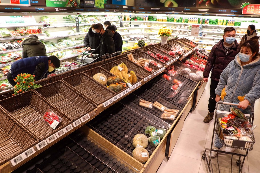 Epidemia koronawirusa doprowadziła do odizolowania Wuhan. Na zdjęciu supermarket w tym mieście