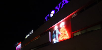 Kultowy neon powrócił na budynek domu handlowego Central przy Piotrkowskiej w Łodzi