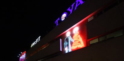 Kultowy neon powrócił na budynek domu handlowego Central przy Piotrkowskiej w Łodzi