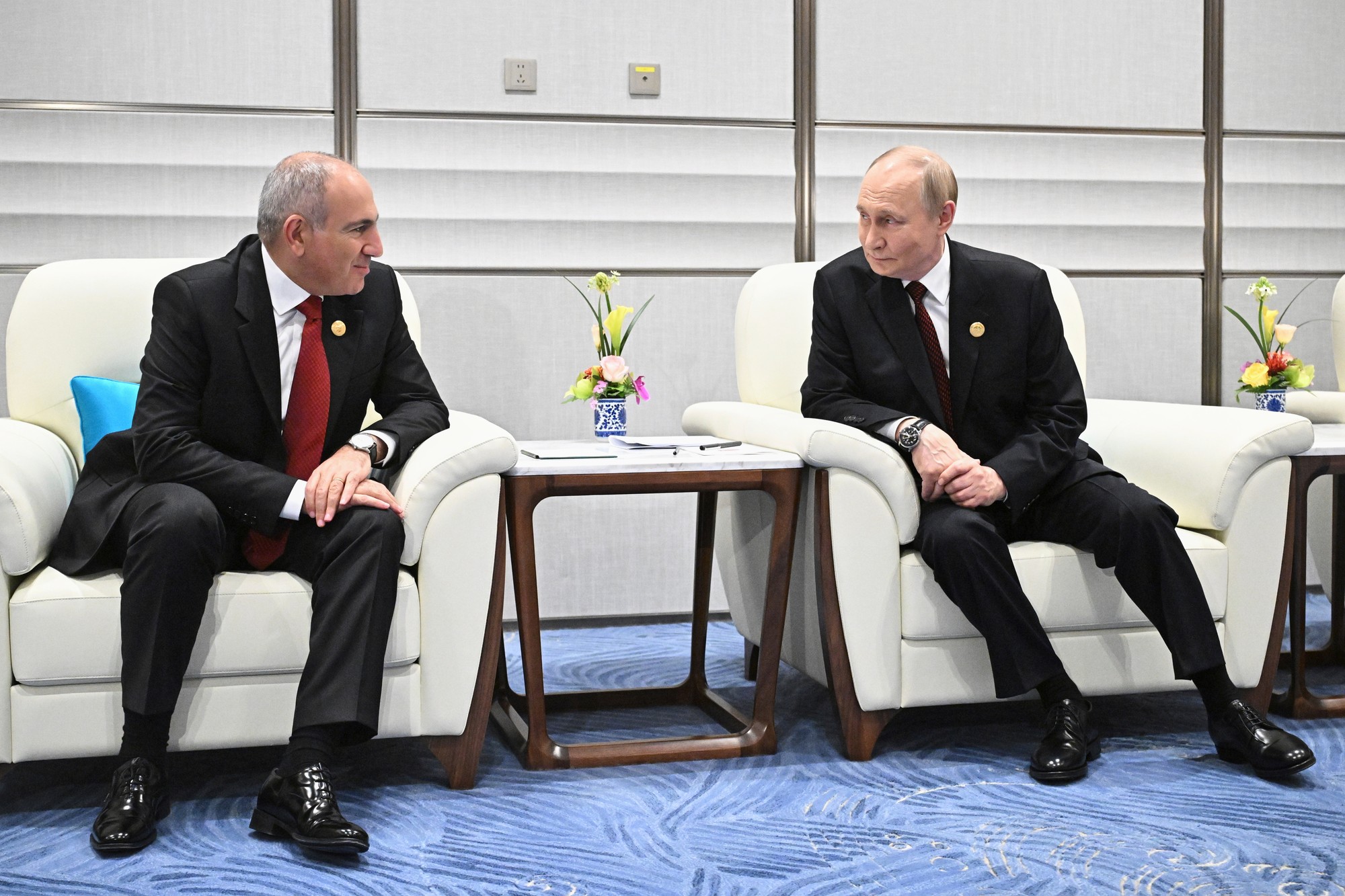 Arménky premiér Nikol Pašinjan a ruský prezident Vladimir Putin na summite lídrov Šanghajskej organizácie pre spoluprácu.