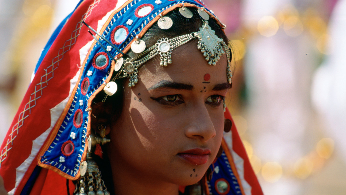 W niektórych regionach Indii rodzice nazywają swoje córki Nakusha, czyli niechciana, aby przypomnieć bogom, że pragną mieć syna. Hinduskie dziewczęta od najmłodszych lat traktuje się jak istoty niższej kategorii.