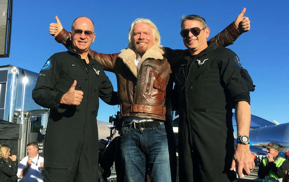 Richard Branson z dwoma pilotami