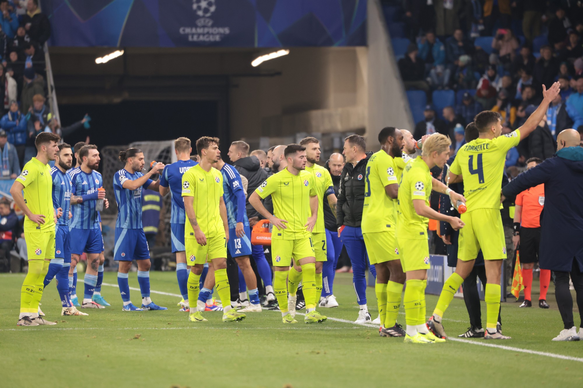 Futbalisti Dinama Záhreb a Slovana Bratislava.