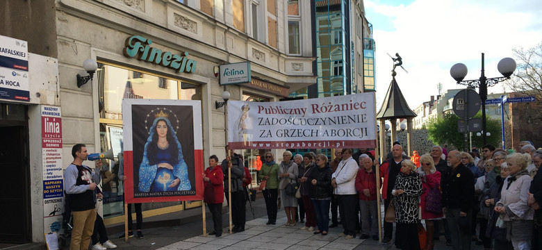 Przeciwnicy aborcji nie odpuszczają: będzie kolejny różaniec przed biurem minister Rafalskiej