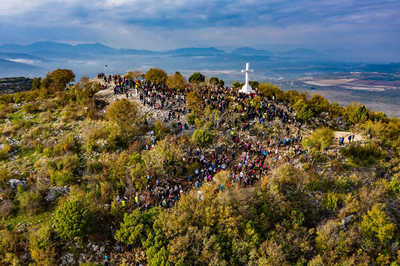 Góra Križevac góruje nad wsiami Medjugorie i Bijakovici. Stoi na niej krzyż, do którego prowadzi stromy szlak. Przy nim ustawiono drogę krzyżową, którą wiele osób pokonuje boso lub... na kolanach.