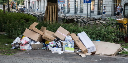 Sterty śmieci na Plantach w Krakowie