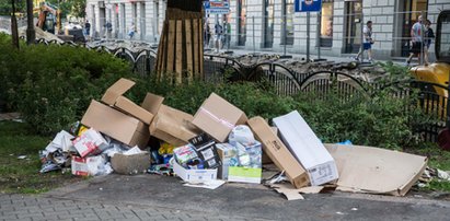 Sterty śmieci na Plantach w Krakowie