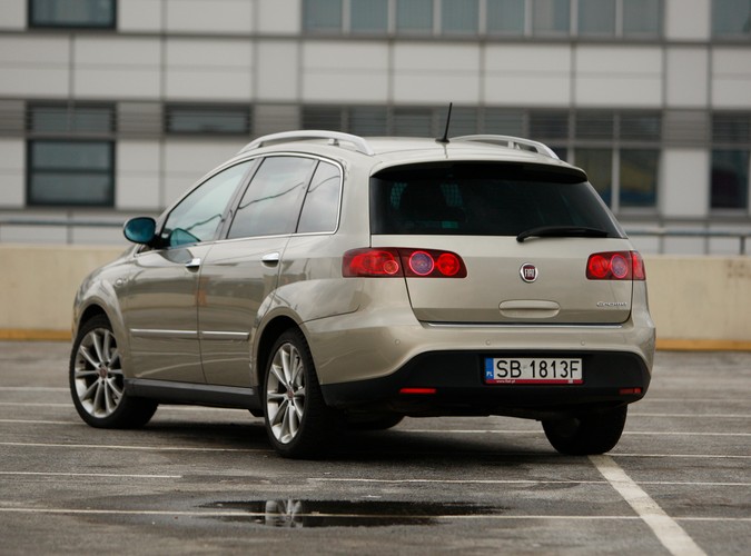 Croma to powrót Fiata do ligi passata i mondeo, w której notabene nigdy nie udało się zabłysnąć producentowi znanemu z fenomenalnych aut miejskich. Niestety i w tym przypadku włoska koncepcja limuzyny nie przypadła do gustu klientom. Sprawdzamy, w czym tkwi problem...