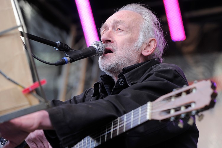 Przemysław Gintrowski podczas koncertu w 1. rocznicę katastrofy smoleńskiej