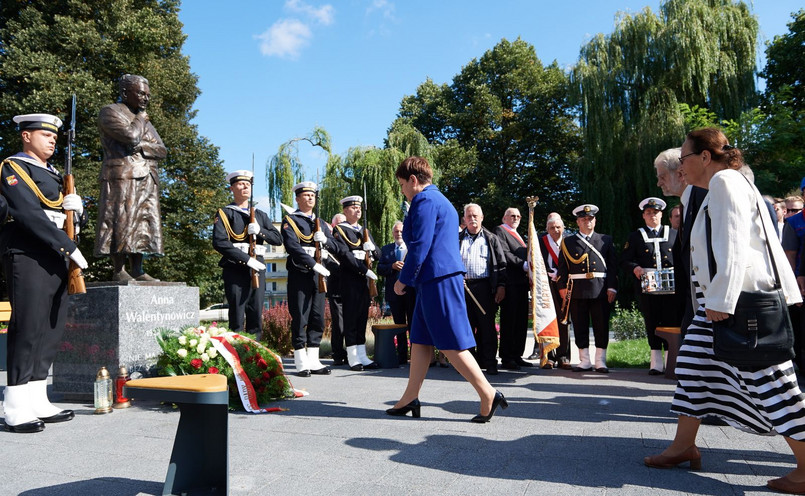 Premier Beata Szydło składa kwiaty przed pomnikiem Anny Walentynowicz