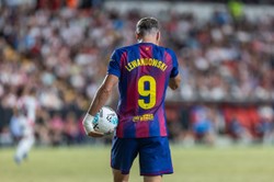 Czas Lewandowskiego w Barcelonie dobiega końca. Katalończycy szukają jego następcy