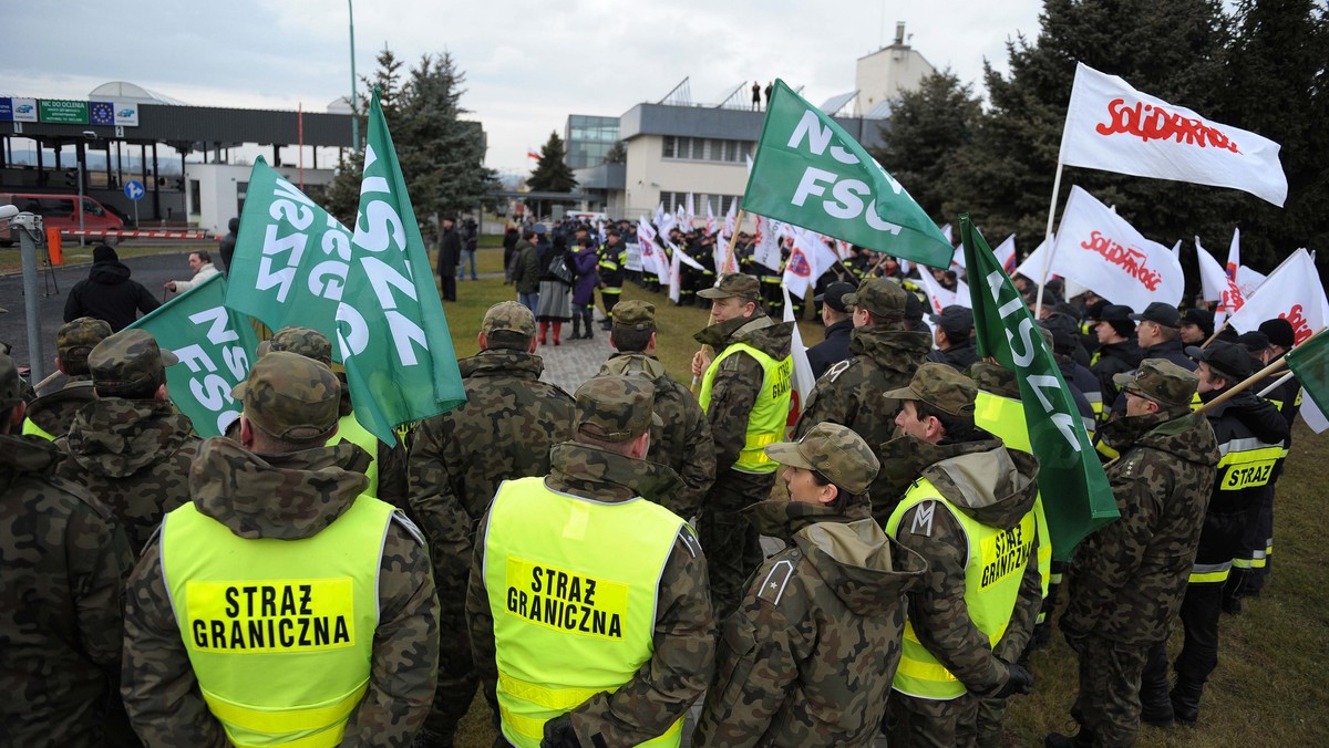 Funkcjonariusze służb mundurowych pikietowali w czwartkowe południe urzędy wojewódzkie w Warszawie, Poznaniu, Gdańsku i Wrocławiu. To kolejny etap protestu funkcjonariuszy w sprawie braku podwyżek dla wszystkich służb.