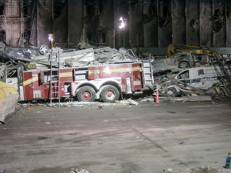 Walące się wieże zniszczyły wiele samochodów, w tym wozy strażackie