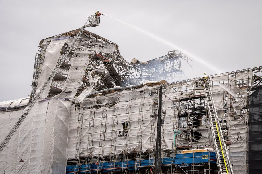 Gaszenie pożaru słynnego zabytku Kopenhagi. 16 kwietnia 2024 r.