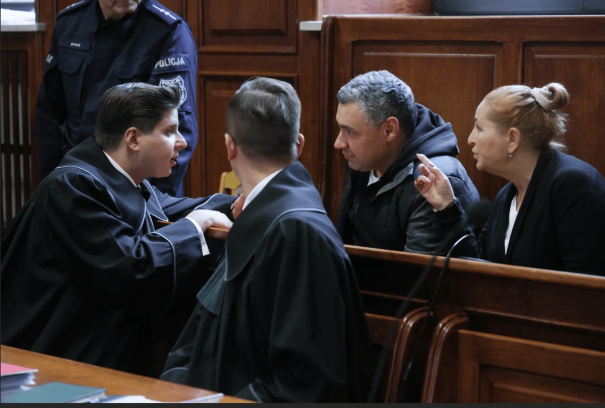 Wołodymyr Żurawlew (2P) oraz jego pełnomocnik Tymoteusz Paprocki (L) na sali Sądu Okręgowego w Warszawie. Fot. PAP/Rafał Guz