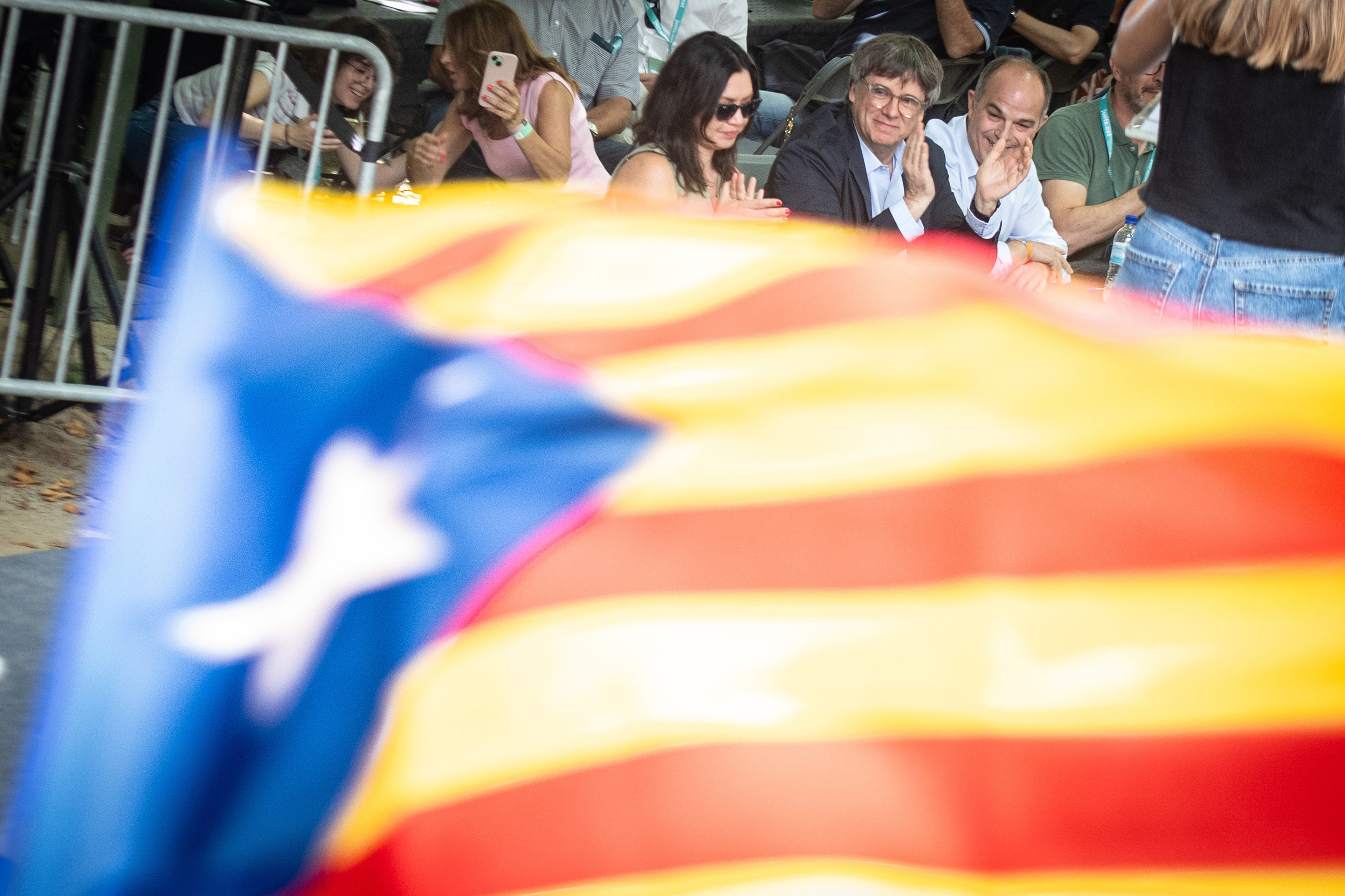 Puigdemont desafía a críticos: "Que os zurzan" en aniversario