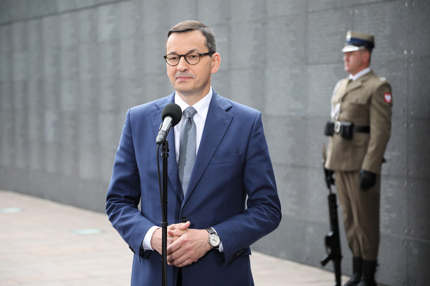 Warszawa, 01.08.2020. Premier Mateusz Morawiecki (C) podczas uroczystości złożenia kwiatów pod dzwonem gen. bryg. Antoniego Chruściela "Montera", dowódcy Powstania Warszawskiego oraz pod tablicą pamiątkową poświęconą śp. prezydentowi RP Lechowi Kaczyńskiemu, 1 bm. na terenie stołecznego Muzeum Powstania Warszawskiego. Trwają obchody 76. rocznicy wybuchu Powstania Warszawskiego. (amb) PAP/Wojciech Olkuśnik